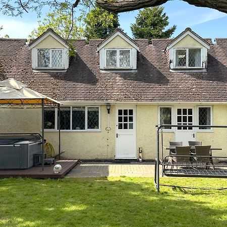 Rural Lodge Stay In Windsor! Hot Tub! Sleeps 20 Брей Екстериор снимка