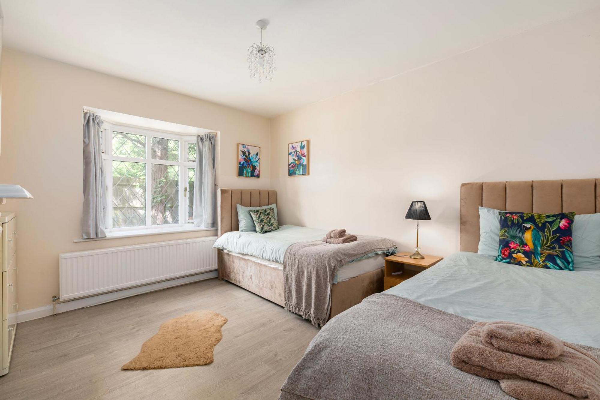 Rural Lodge Stay In Windsor! Hot Tub! Sleeps 20 Брей Екстериор снимка