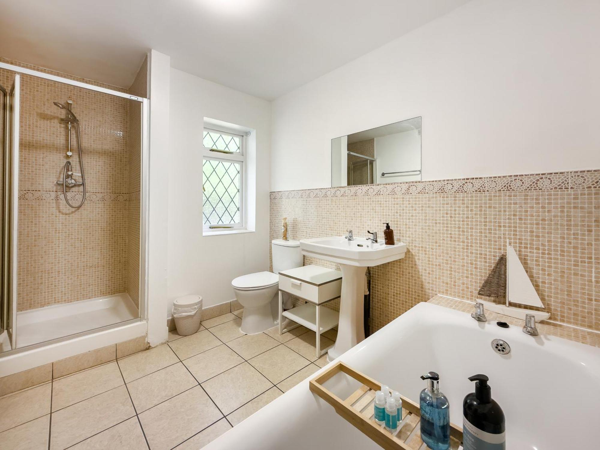 Rural Lodge Stay In Windsor! Hot Tub! Sleeps 20 Брей Екстериор снимка