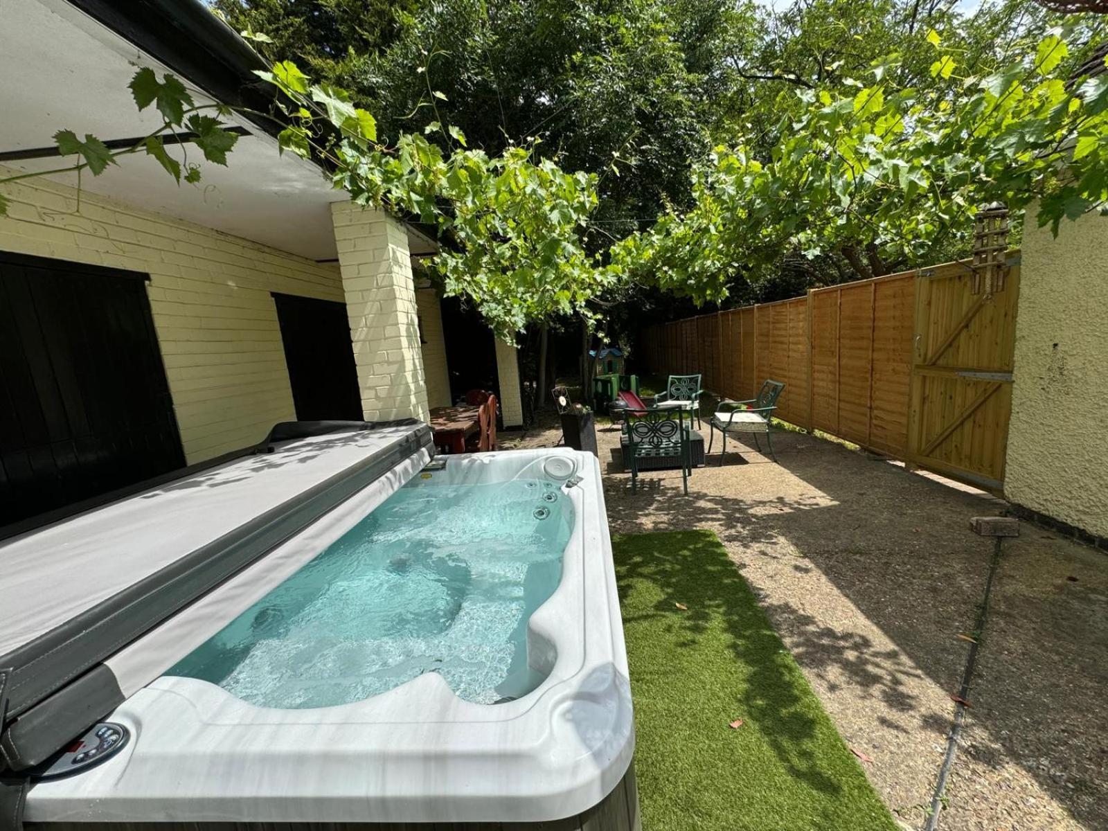 Rural Lodge Stay In Windsor! Hot Tub! Sleeps 20 Брей Екстериор снимка