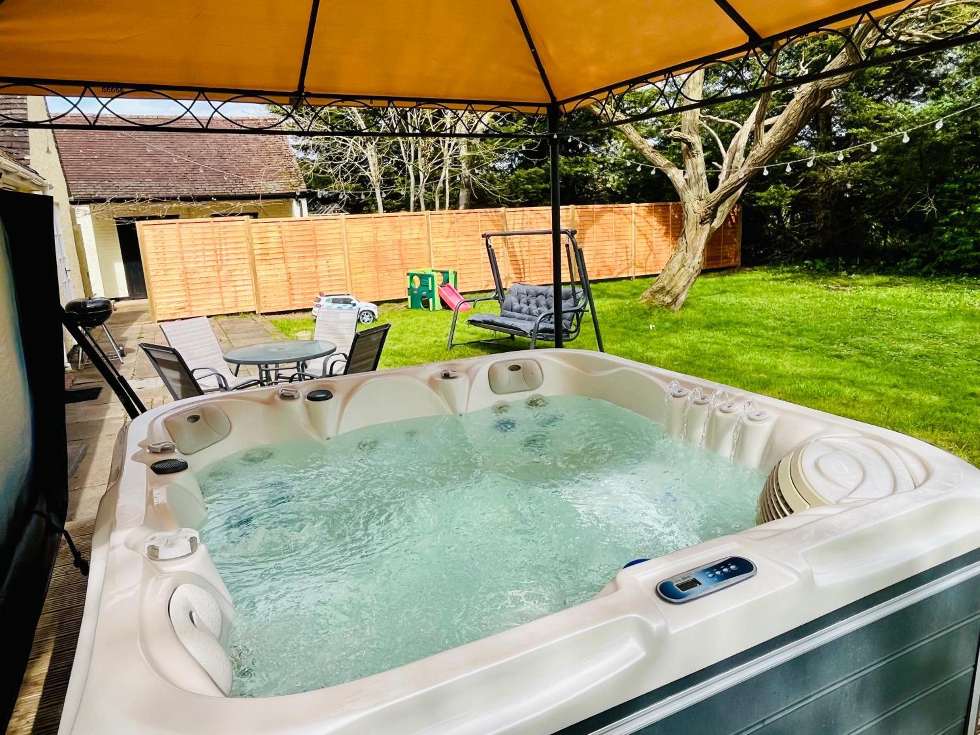 Rural Lodge Stay In Windsor! Hot Tub! Sleeps 20 Брей Екстериор снимка