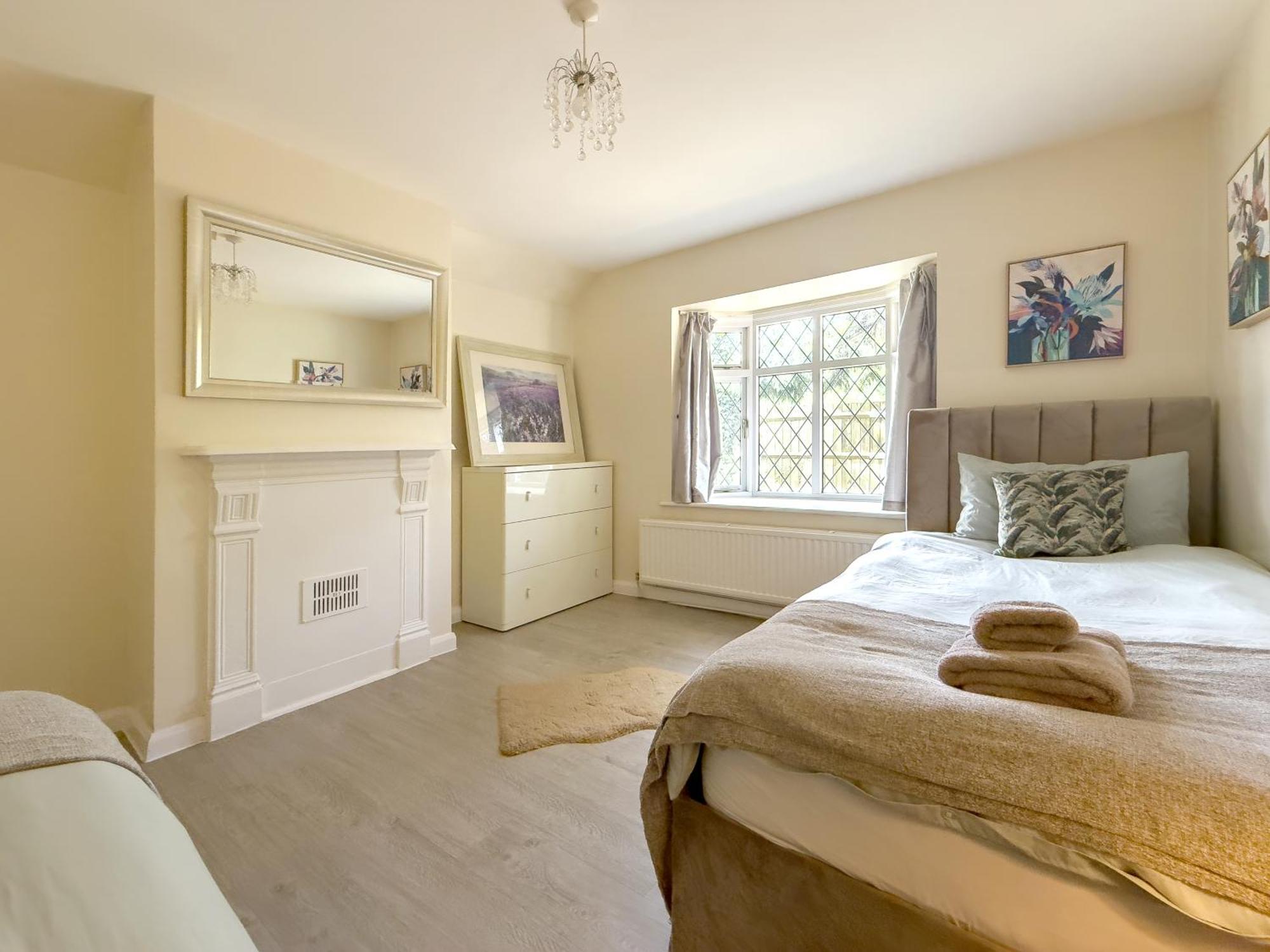 Rural Lodge Stay In Windsor! Hot Tub! Sleeps 20 Брей Екстериор снимка