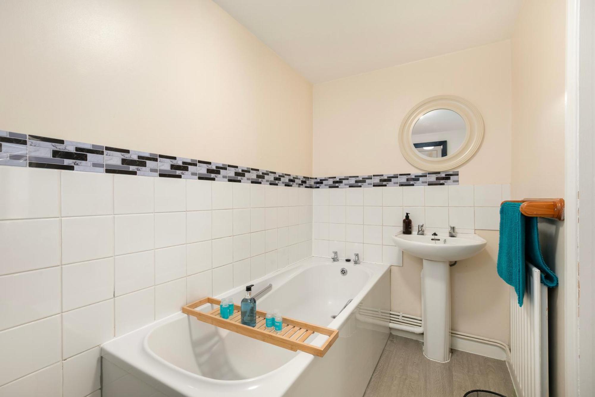Rural Lodge Stay In Windsor! Hot Tub! Sleeps 20 Брей Екстериор снимка