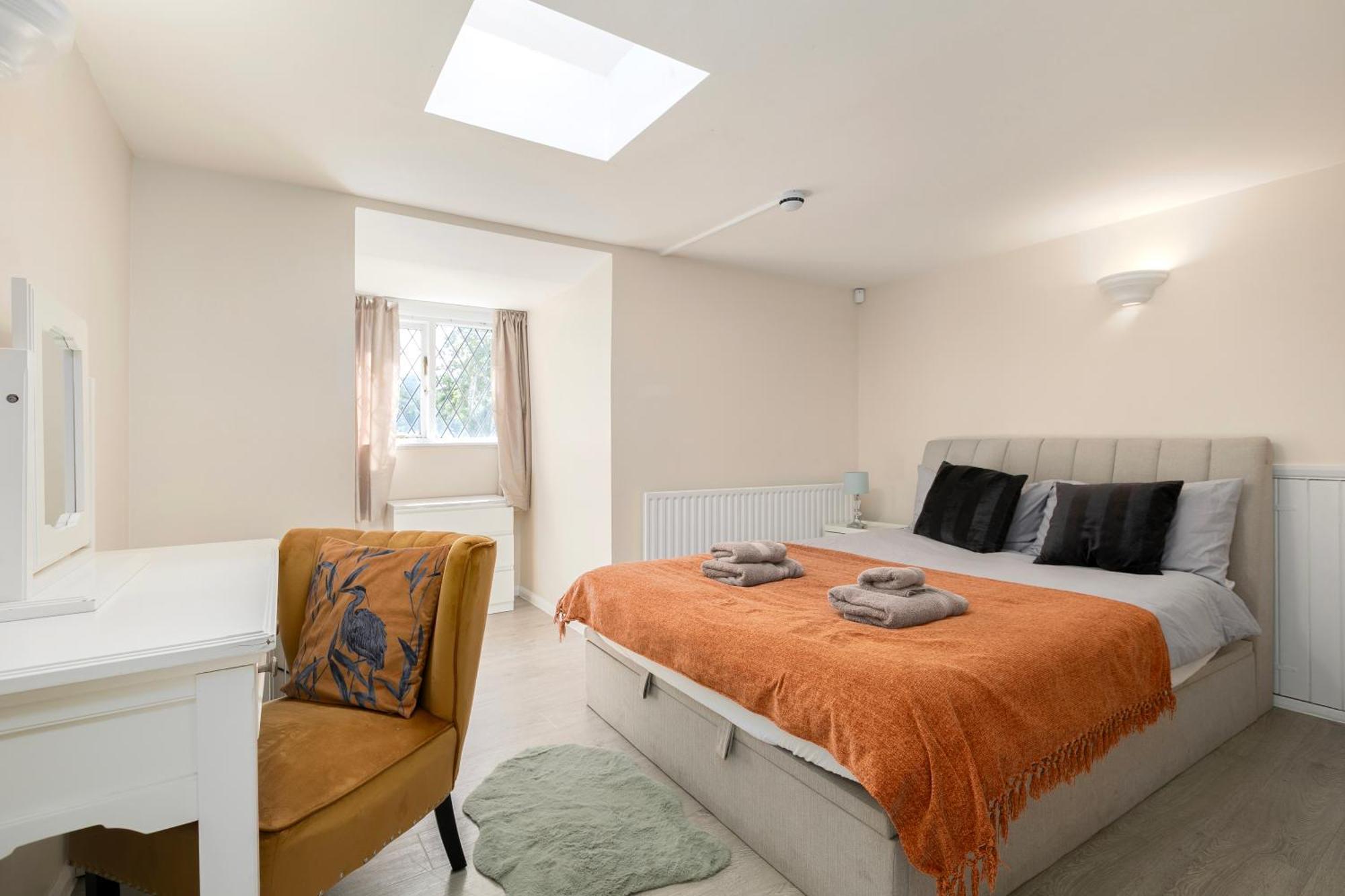 Rural Lodge Stay In Windsor! Hot Tub! Sleeps 20 Брей Екстериор снимка