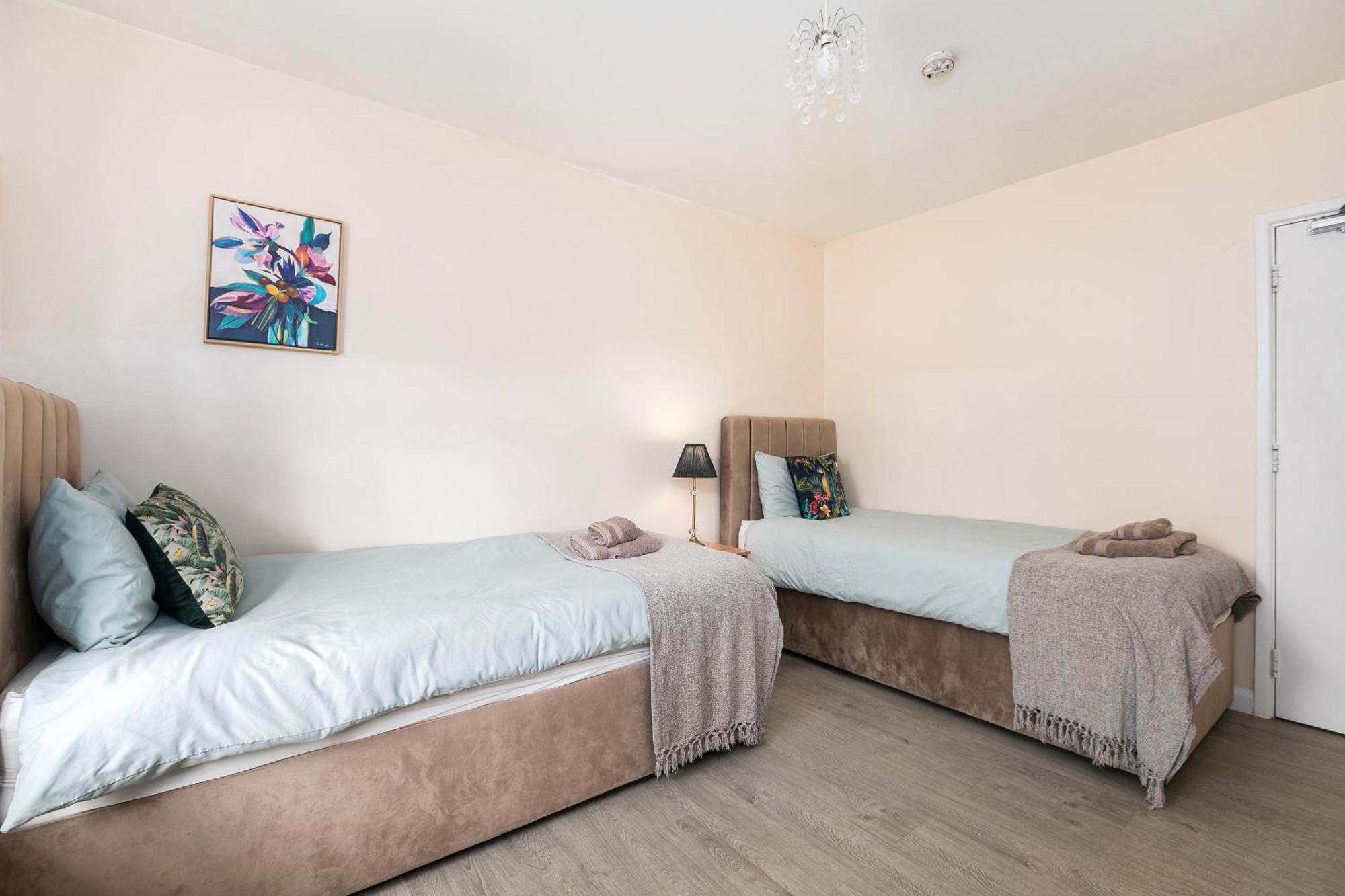 Rural Lodge Stay In Windsor! Hot Tub! Sleeps 20 Брей Екстериор снимка