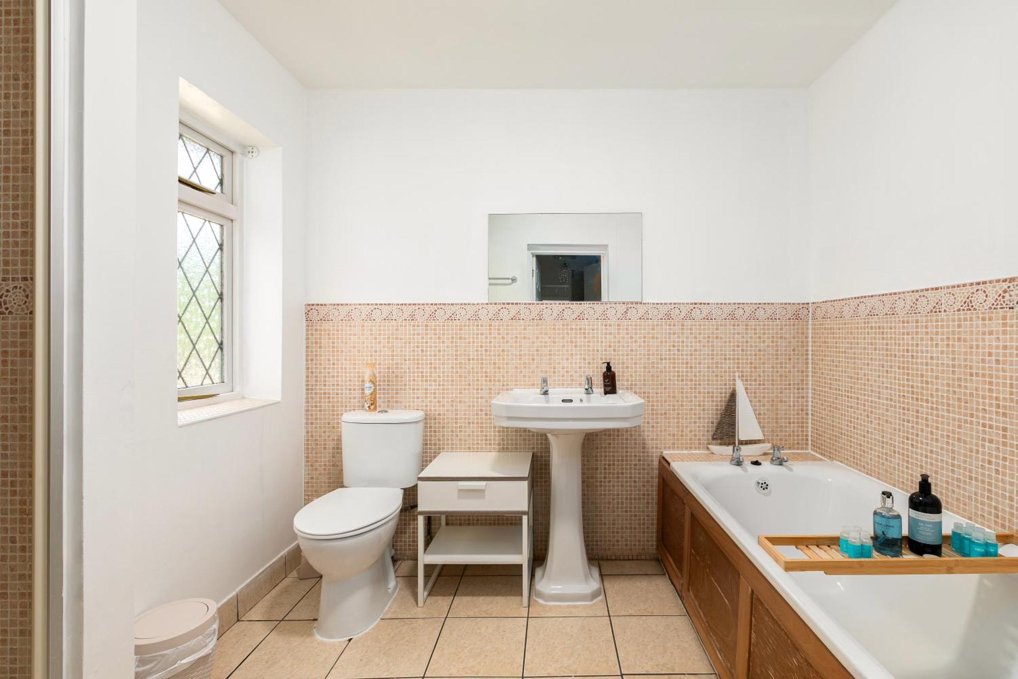Rural Lodge Stay In Windsor! Hot Tub! Sleeps 20 Брей Екстериор снимка