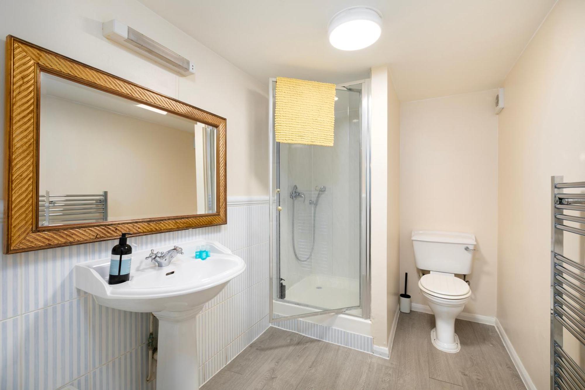 Rural Lodge Stay In Windsor! Hot Tub! Sleeps 20 Брей Екстериор снимка