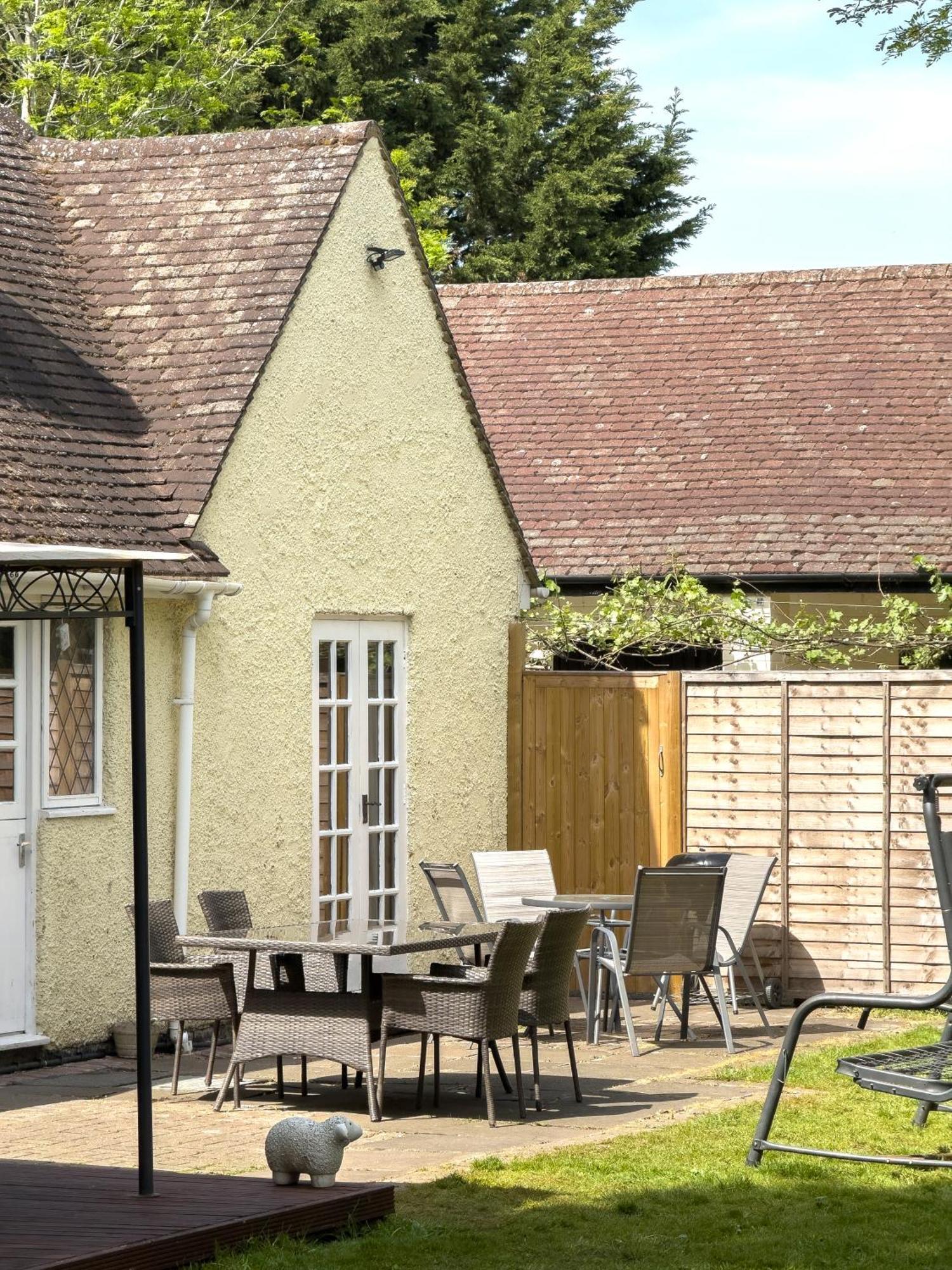 Rural Lodge Stay In Windsor! Hot Tub! Sleeps 20 Брей Екстериор снимка
