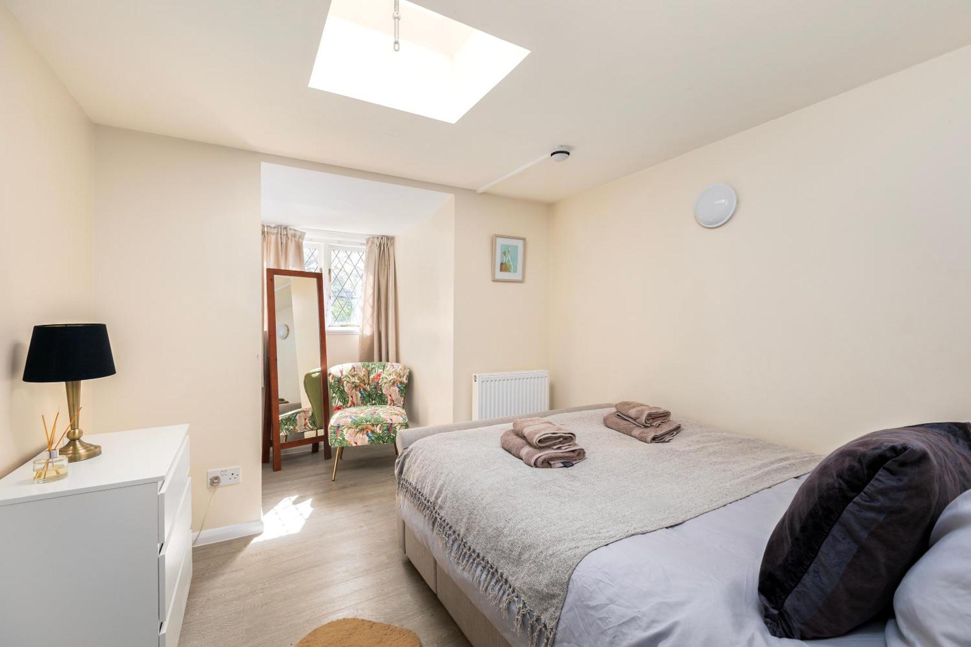 Rural Lodge Stay In Windsor! Hot Tub! Sleeps 20 Брей Екстериор снимка