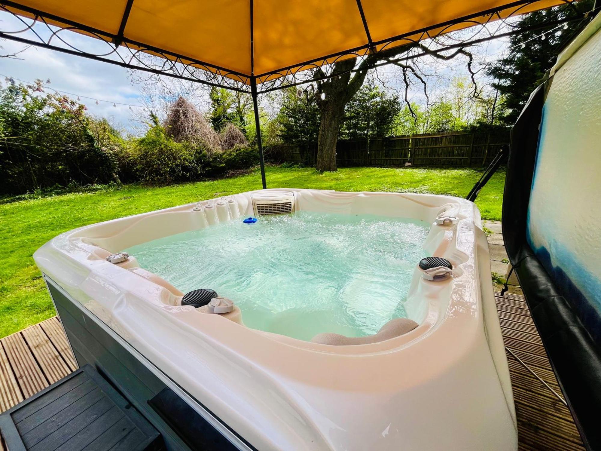 Rural Lodge Stay In Windsor! Hot Tub! Sleeps 20 Брей Екстериор снимка
