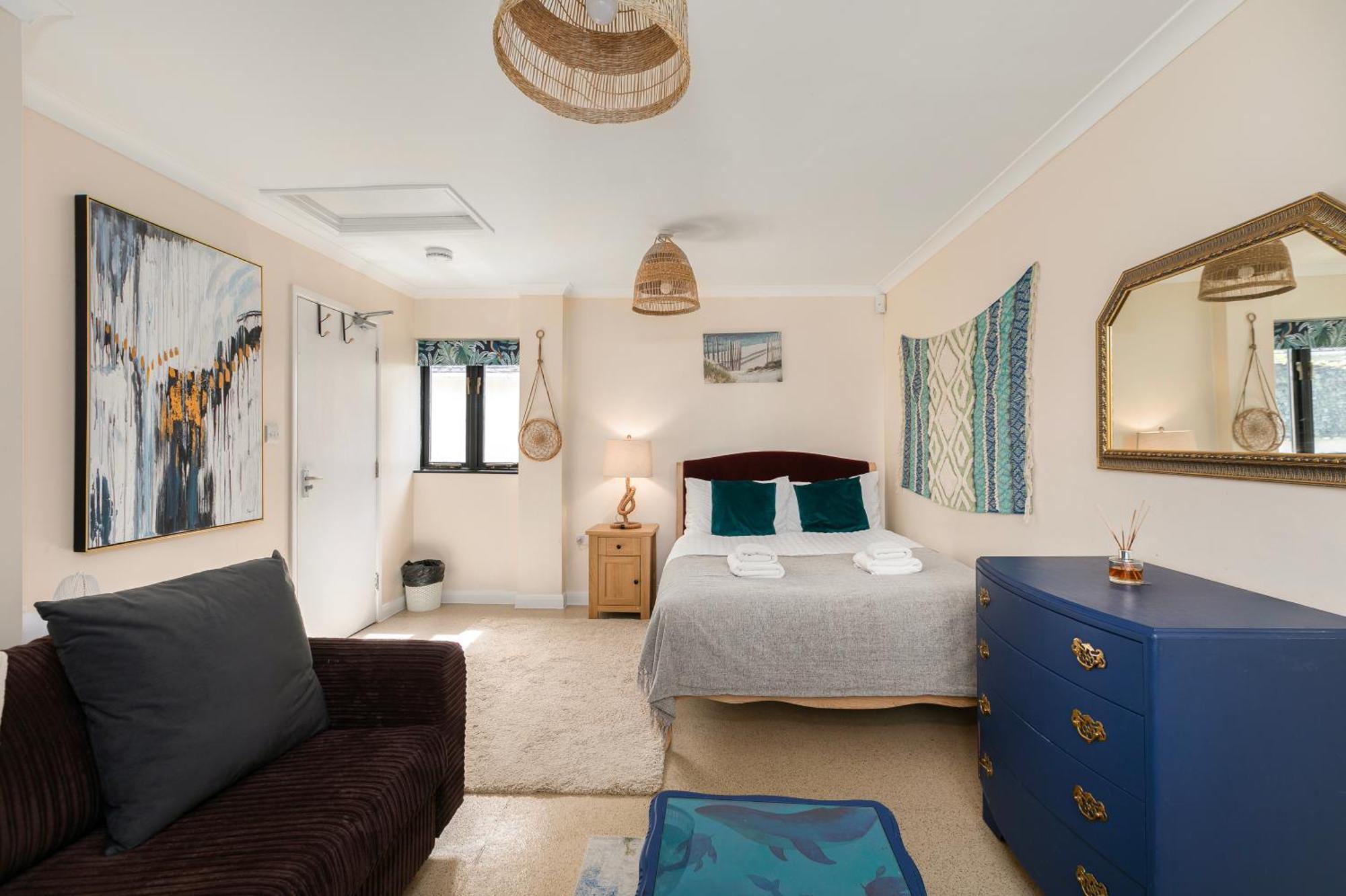 Rural Lodge Stay In Windsor! Hot Tub! Sleeps 20 Брей Екстериор снимка
