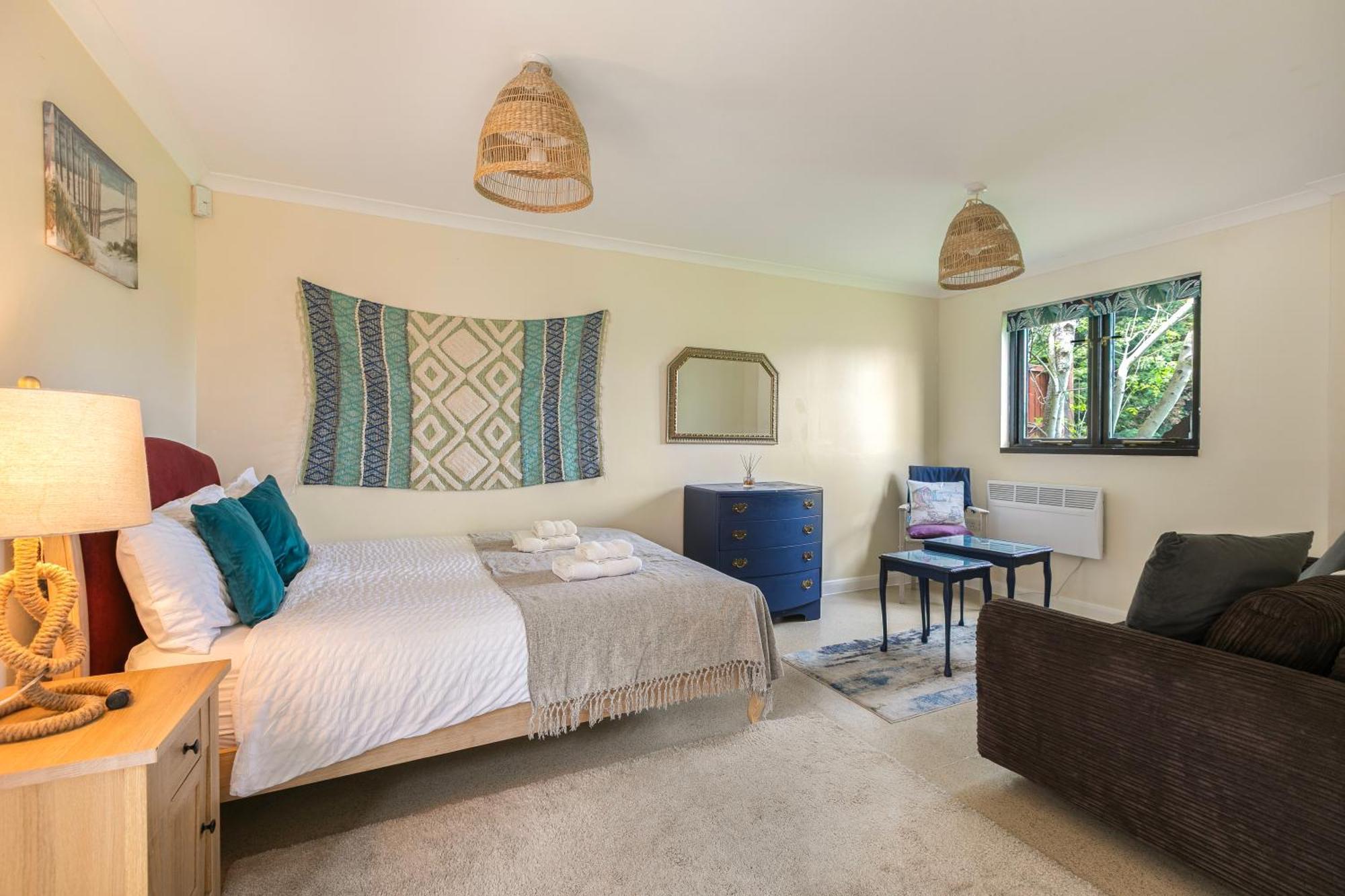 Rural Lodge Stay In Windsor! Hot Tub! Sleeps 20 Брей Екстериор снимка