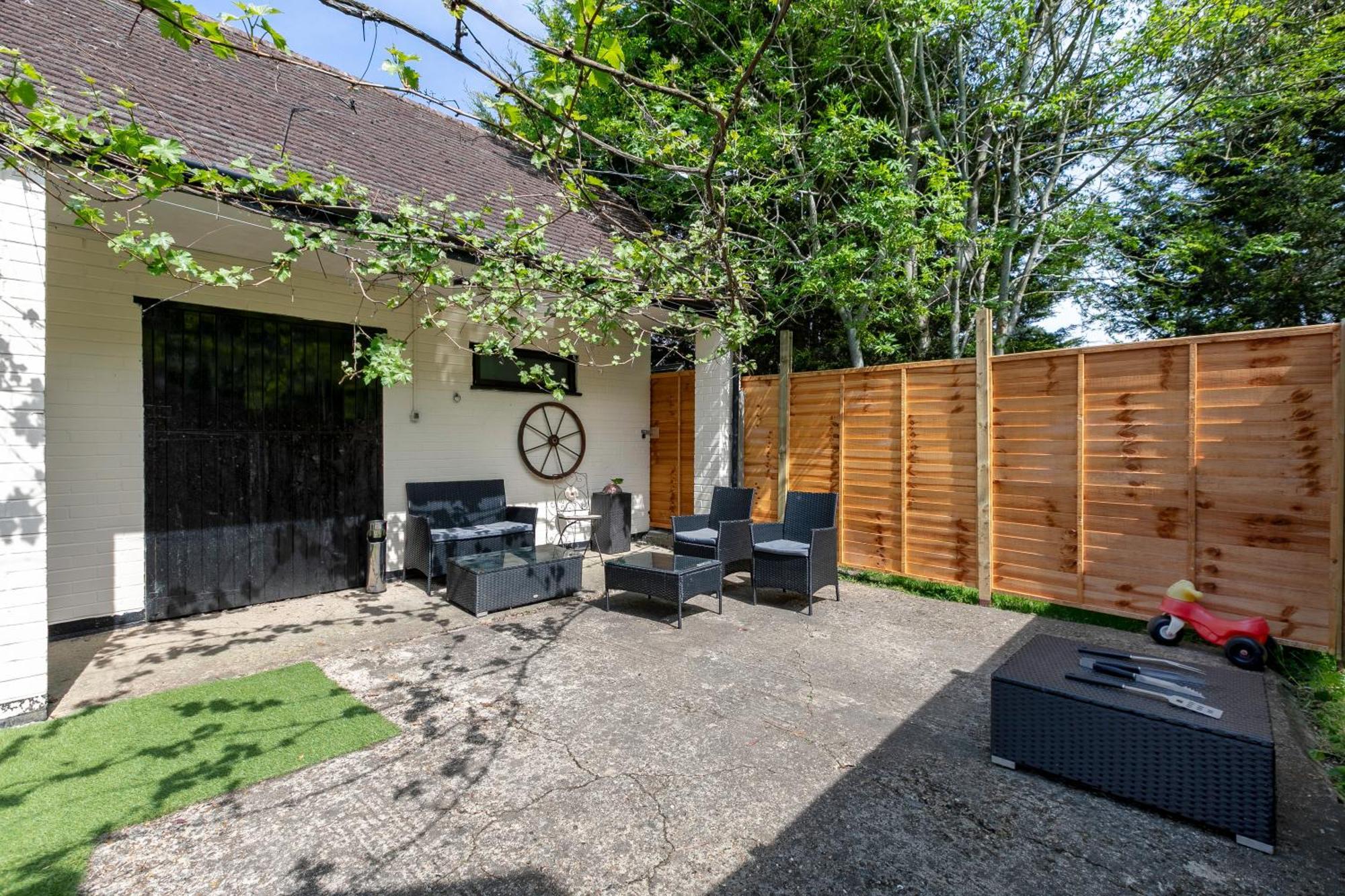 Rural Lodge Stay In Windsor! Hot Tub! Sleeps 20 Брей Екстериор снимка